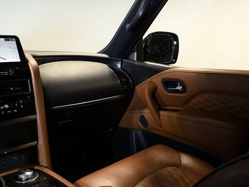 Used 2023 INFINITI QX80 Sensory w/ All-Season Package AWD/4WD image 18