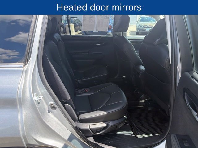 Used 2021 Toyota Highlander XLE AWD/4WD image 11