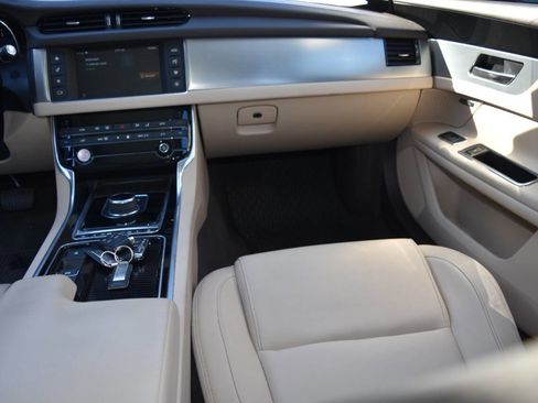 Used 2017 Jaguar XF Premium image 45