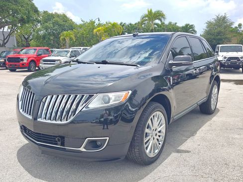 Used 2013 Lincoln MKX FWD image 3