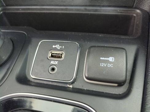 Used 2019 Jeep Cherokee Limited image 28