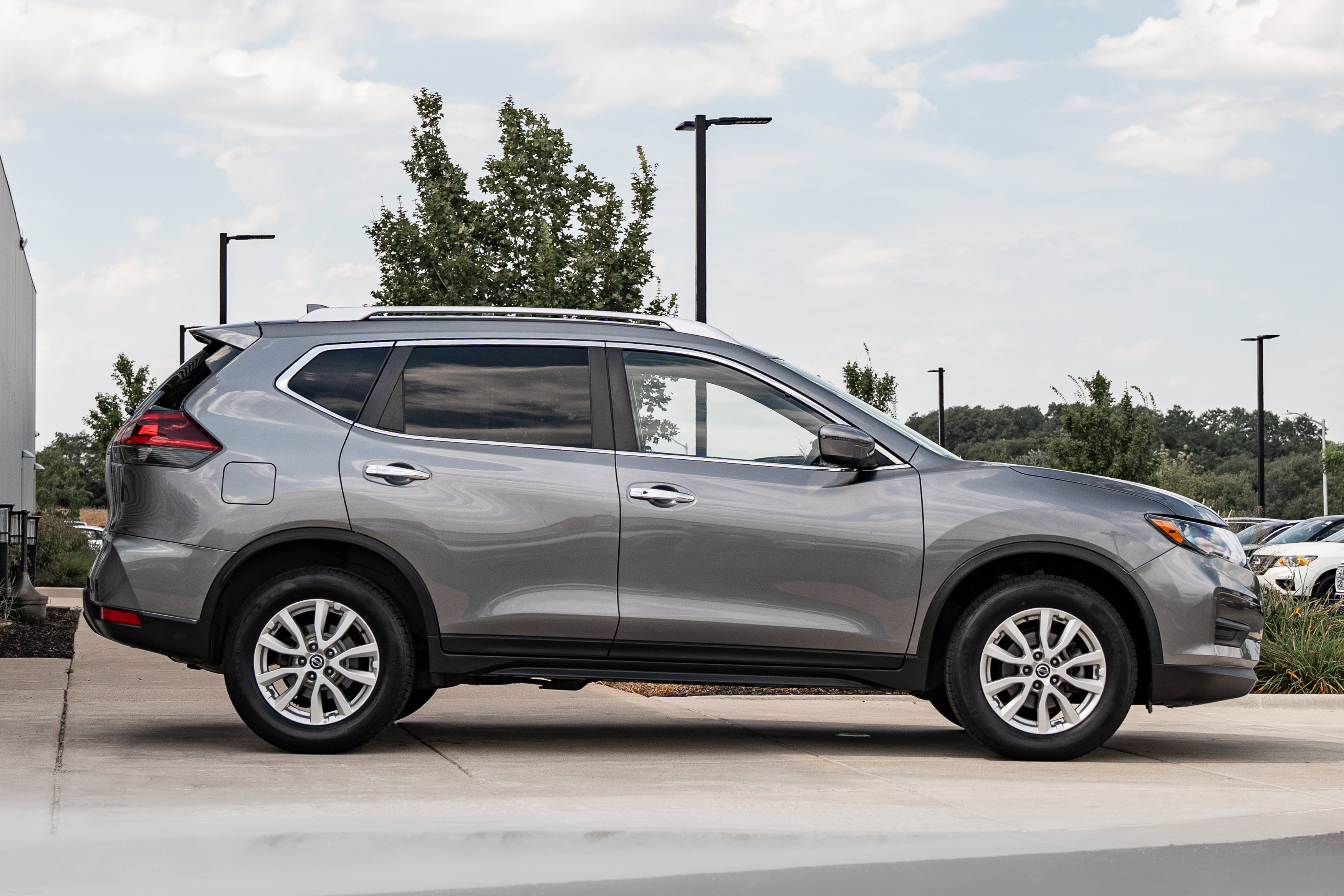 Used 2019 Nissan Rogue SV AWD/4WD image 3