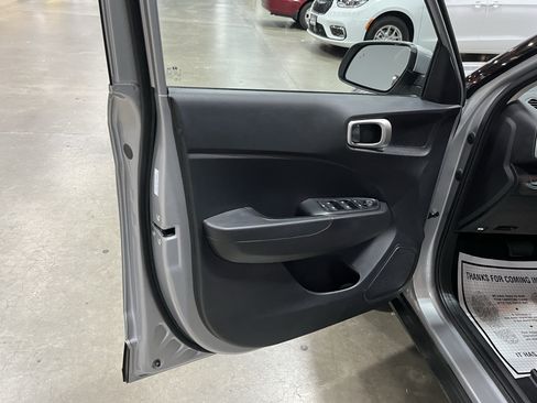 Used 2025 Hyundai Venue SEL FWD image 16