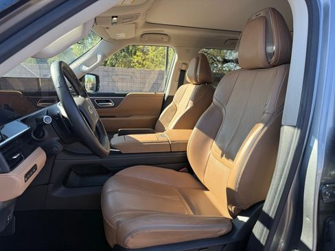 Used 2025 INFINITI QX80 Sensory image 12