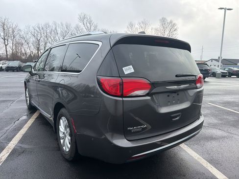 Used 2018 Chrysler Pacifica Touring-L w/ Advanced Safetytec Group image 3