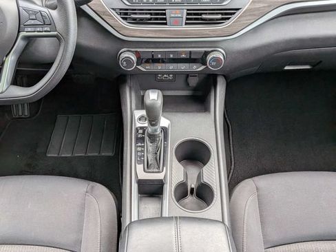 Used 2025 Nissan Altima 2.5 SV FWD image 21