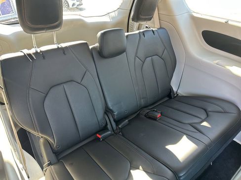 Used 2018 Chrysler Pacifica Touring-L image 38