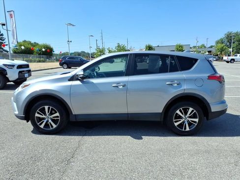 Used 2018 Toyota RAV4 XLE AWD/4WD image 8