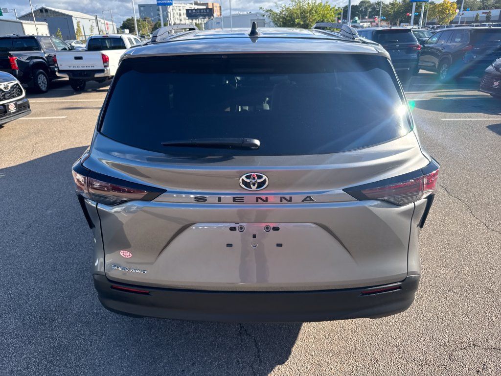 Used 2026 Toyota Sienna LE AWD/4WD image 6