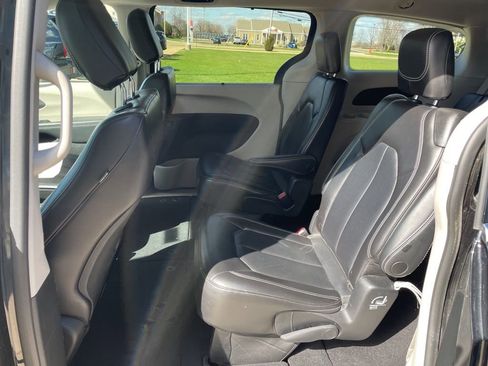 Used 2023 Chrysler Pacifica Touring-L image 10