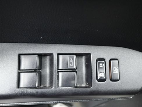 Used 2017 Toyota RAV4 LE FWD image 11