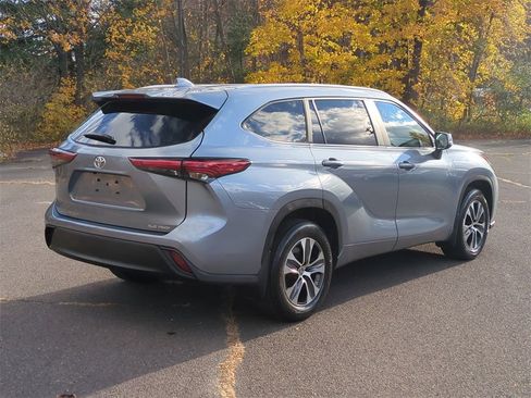 Used 2023 Toyota Highlander XLE image 4