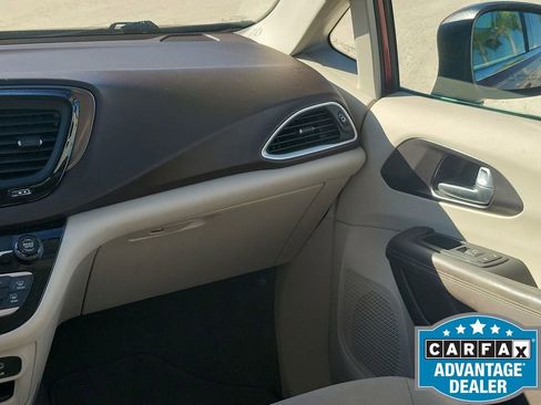 Used 2017 Chrysler Pacifica LX image 27