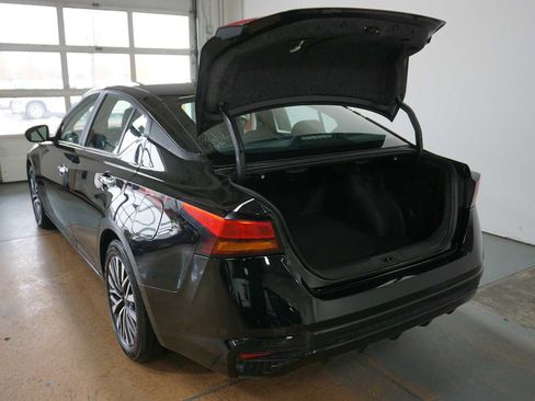 Used 2024 Nissan Altima 2.5 SV image 3