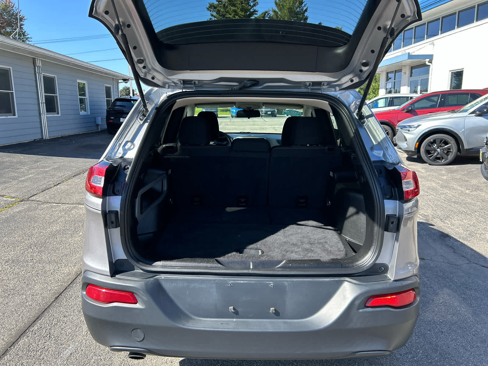 Used 2015 Jeep Cherokee Latitude w/ Cold Weather Group FWD image 21