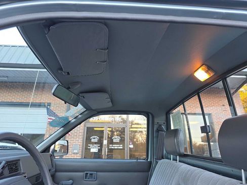 Used 1993 Nissan Pickup 2WD Regular Cab image 17