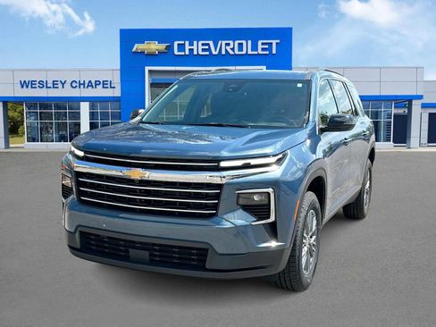 Used 2025 Chevrolet Traverse LT FWD image 1