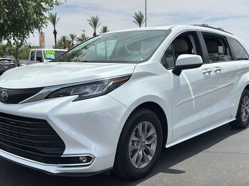 Used 2022 Toyota Sienna XLE FWD image 4