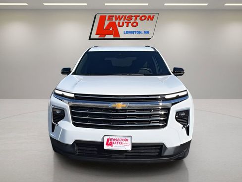 Used 2025 Chevrolet Traverse LT image 3