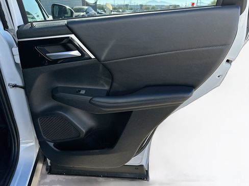 Used 2024 Mitsubishi Outlander SE image 29