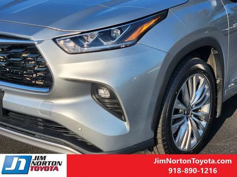 Used 2022 Toyota Highlander Platinum AWD/4WD image 11