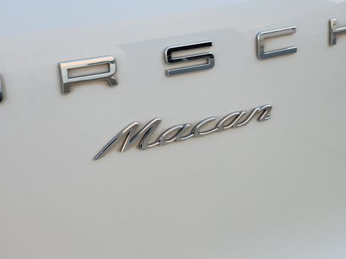 Used 2018 Porsche Macan AWD/4WD image 36