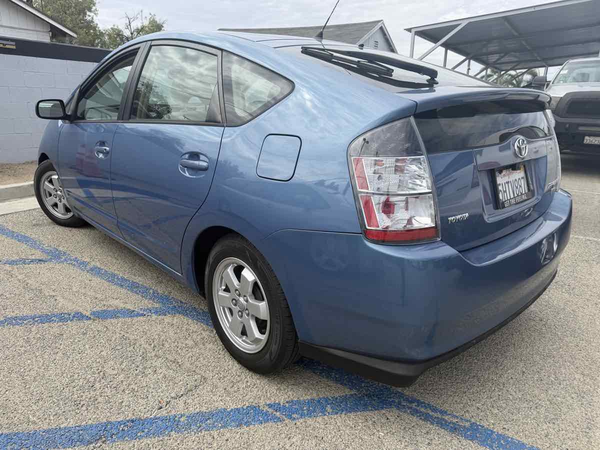 Used 2004 Toyota Prius w/ Pkg 5 FWD image 3