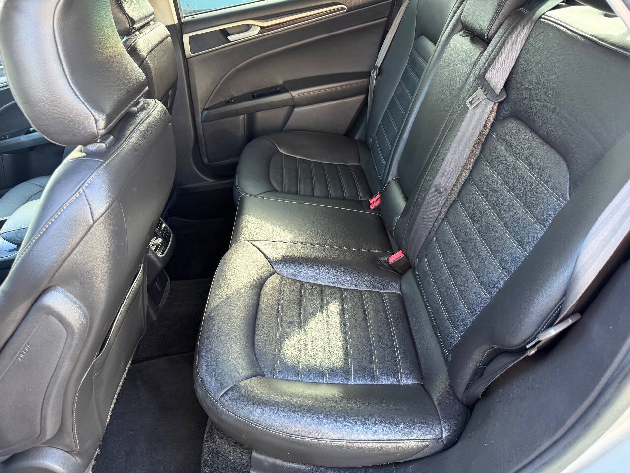 Used 2016 Ford Fusion SE w/ Equipment Group 202A FWD image 11