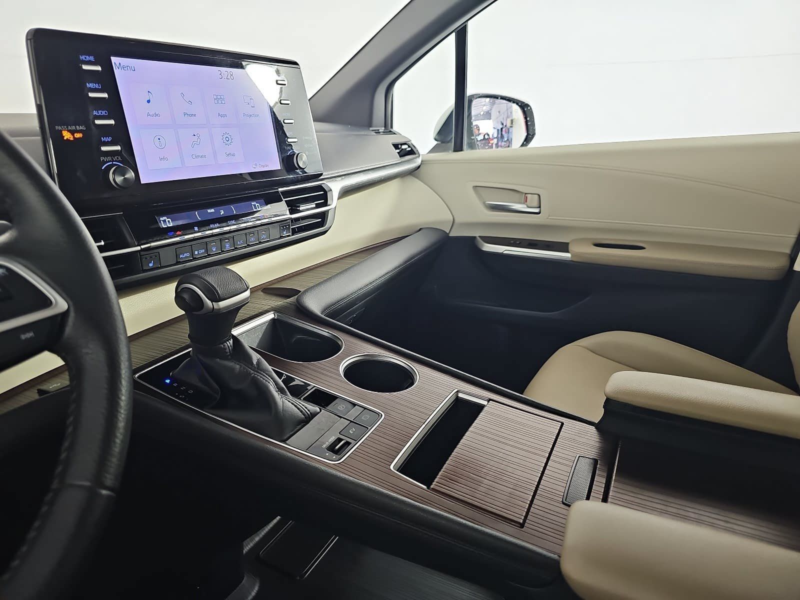 Used 2022 Toyota Sienna XLE FWD image 22