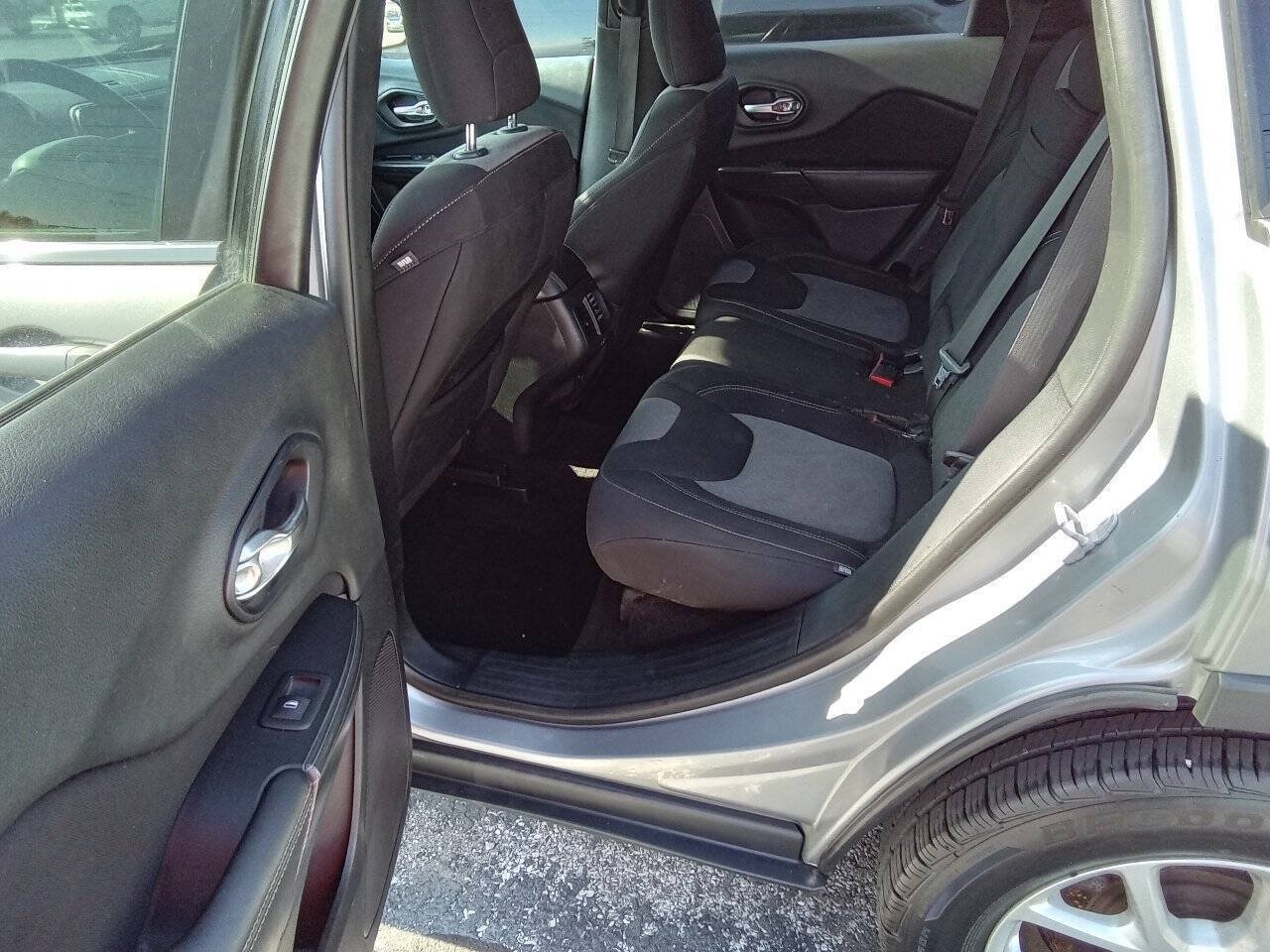 Used 2014 Jeep Cherokee Latitude w/ Cold Weather Group AWD/4WD image 13
