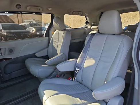 Used 2011 Toyota Sienna XLE image 31