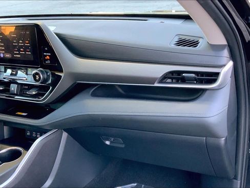 Used 2024 Toyota Highlander XLE image 18