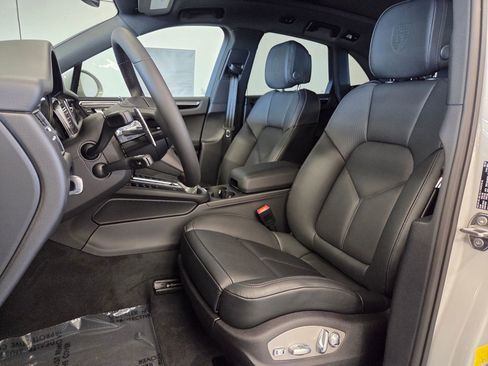 New 2026 Porsche Macan Base image 5