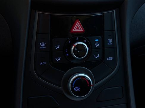 Used 2015 Hyundai Elantra SE w/ Option Group 03 FWD image 26