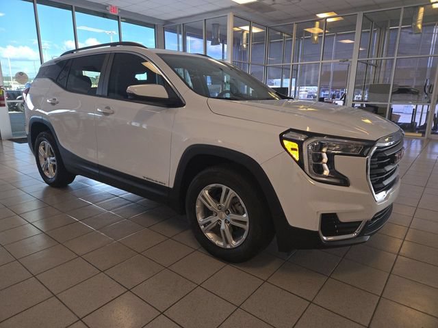 Used 2022 GMC Terrain SLE w/ Driver Convenience Package FWD image 2