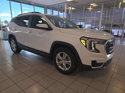 Used 2022 GMC Terrain SLE w/ Driver Convenience Package FWD image 2
