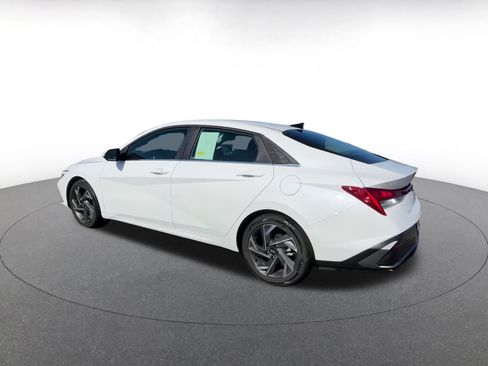 Used 2025 Hyundai Elantra SEL image 10