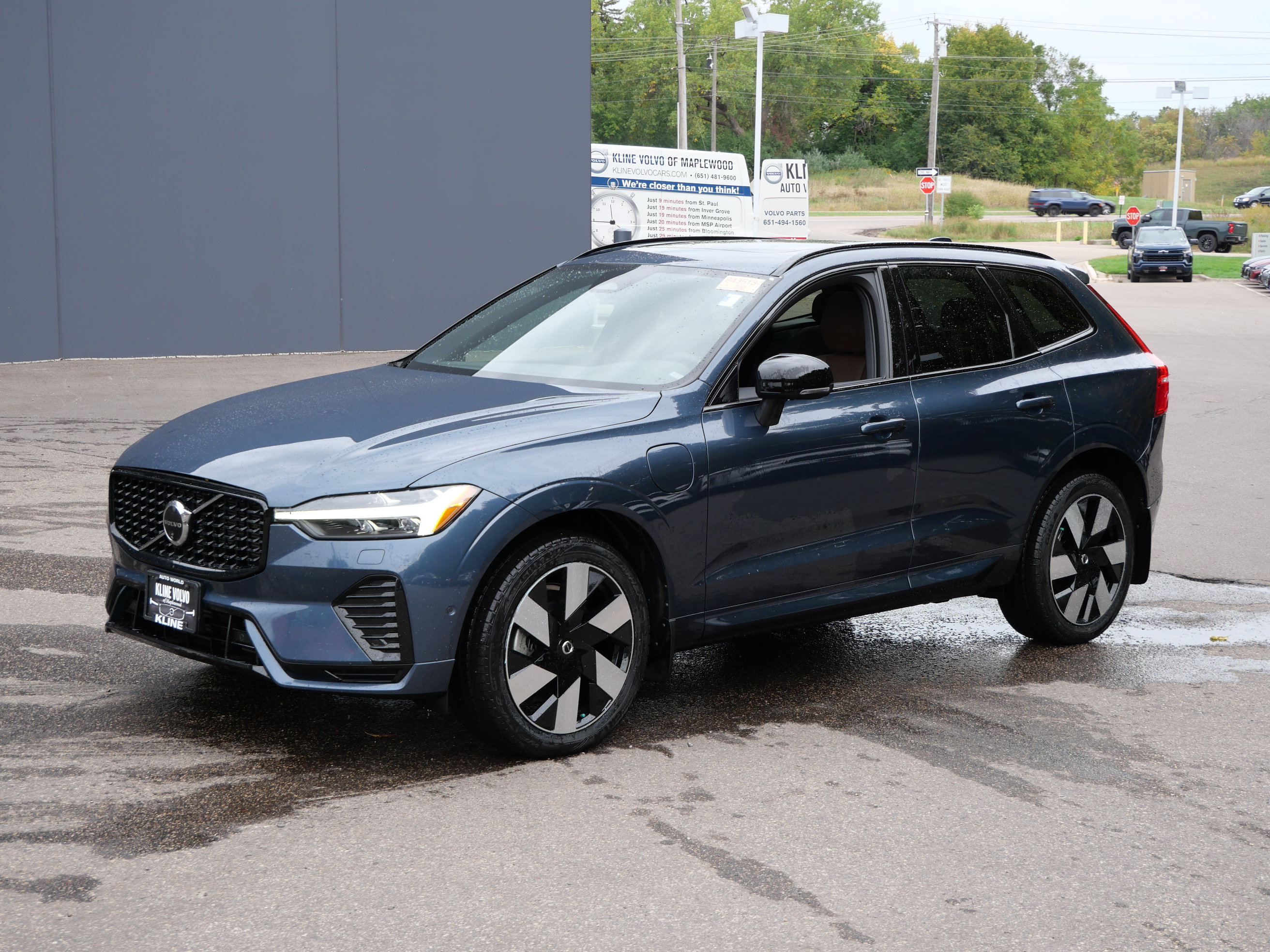 Certified 2024 Volvo XC60 T8 Plus w/ Climate Package AWD/4WD image 6