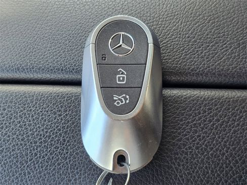 Used 2024 Mercedes-Benz GLC 300 image 32