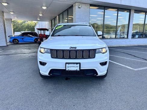 Used 2022 Jeep Grand Cherokee Laredo X image 2