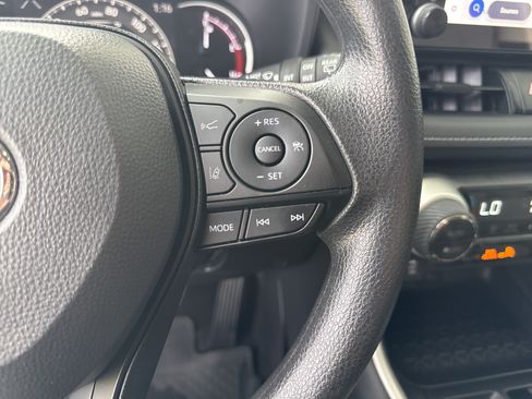 Used 2025 Toyota RAV4 XLE FWD image 19