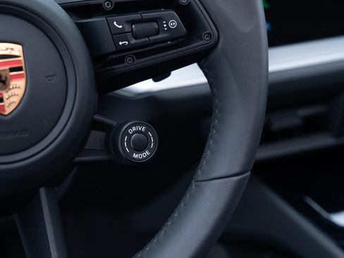 Certified 2025 Porsche Cayenne image 30