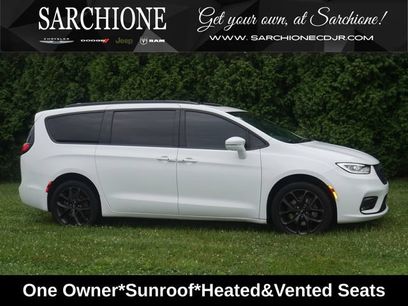 Used 2022 Chrysler Pacifica Limited w/ Uconnect Theater Family Group