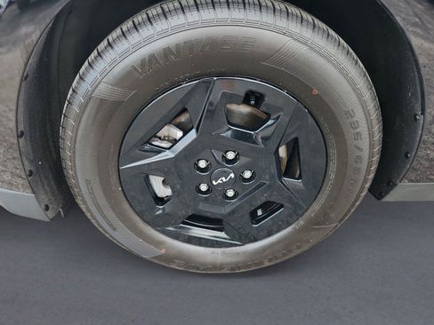 Used 2025 Kia Carnival FWD image 9