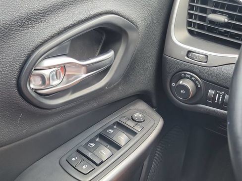 Used 2019 Jeep Cherokee Latitude Plus FWD image 19