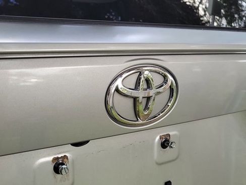 Used 2019 Toyota RAV4 LE FWD image 7