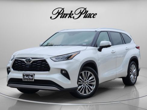 Used 2023 Toyota Highlander Platinum FWD image 1
