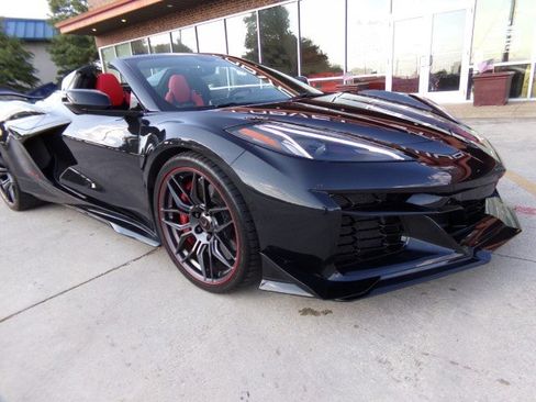 Used 2024 Chevrolet Corvette Z06 w/ Z07 Performance Package RWD image 4
