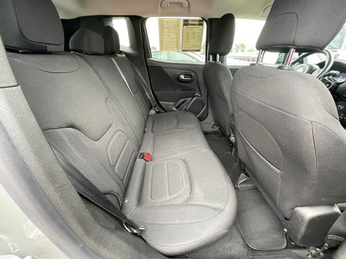 Used 2021 Jeep Renegade Latitude FWD image 25