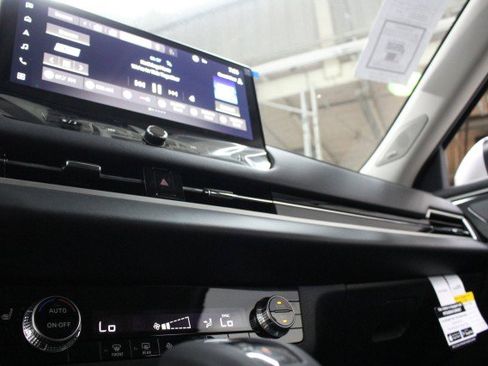 New 2025 Mitsubishi Outlander SE image 12